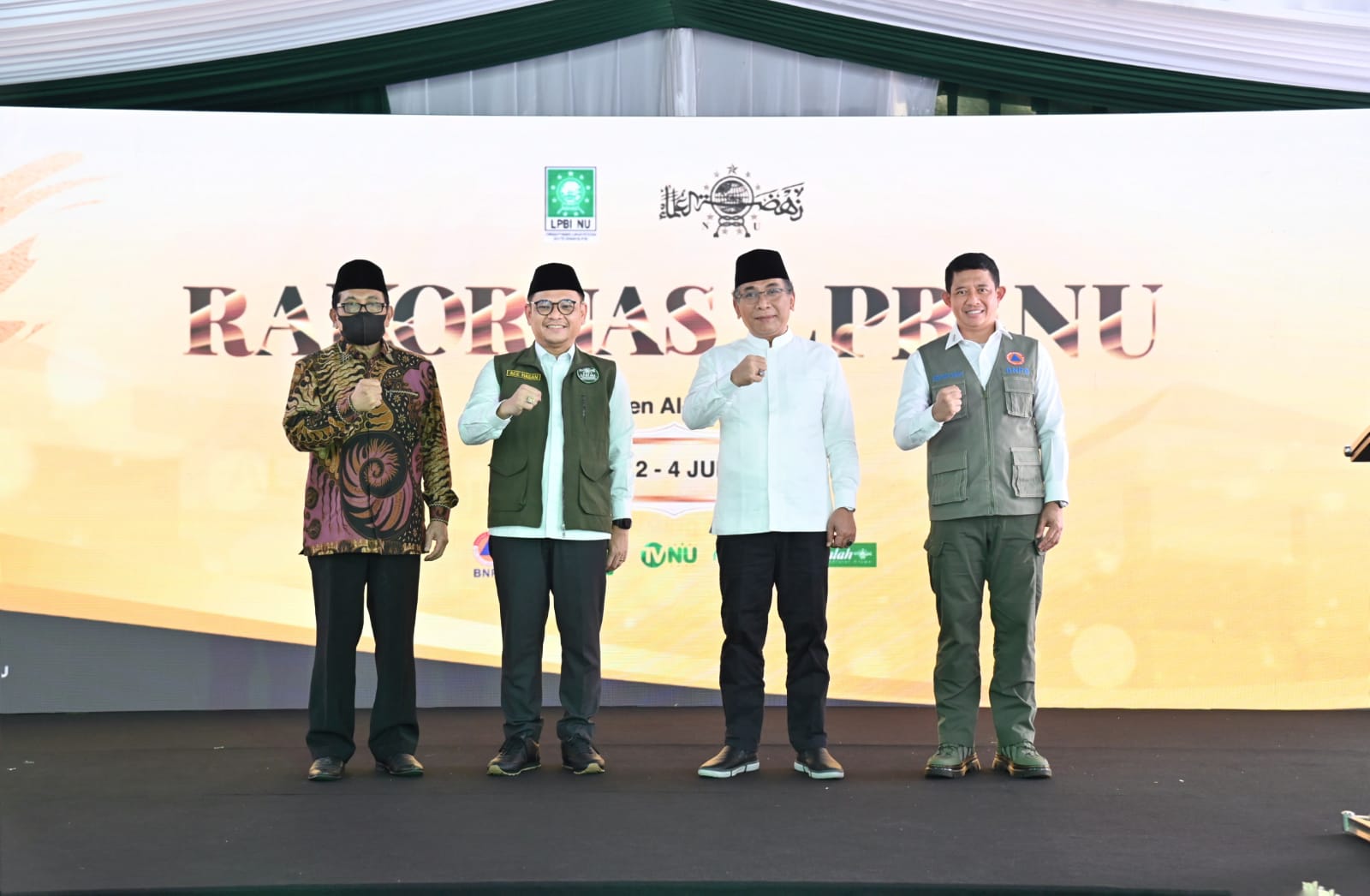 Kepala BNPB Letjen TNI Suharyanto (pertama dari kiri) saat menghadiri Rapat Koordinasi Nasional Lembaga Penanggulangan Bencana dan Perubahan Iklim Nahdlatul Ulama (LPBI NU) yang dihelat di Pondok Pesantren Alhamidiah, Depok, Jawa Barat pada Sabtu (3/6). 